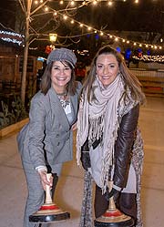 Gitta Saxx, Simone Ballack bei der Eisstockmeisterschaft des EAGLES Charity Golf Club e.V. und des Steirer am Markt auf dem Viktualienarkt  (©Foto: Christian Habel)